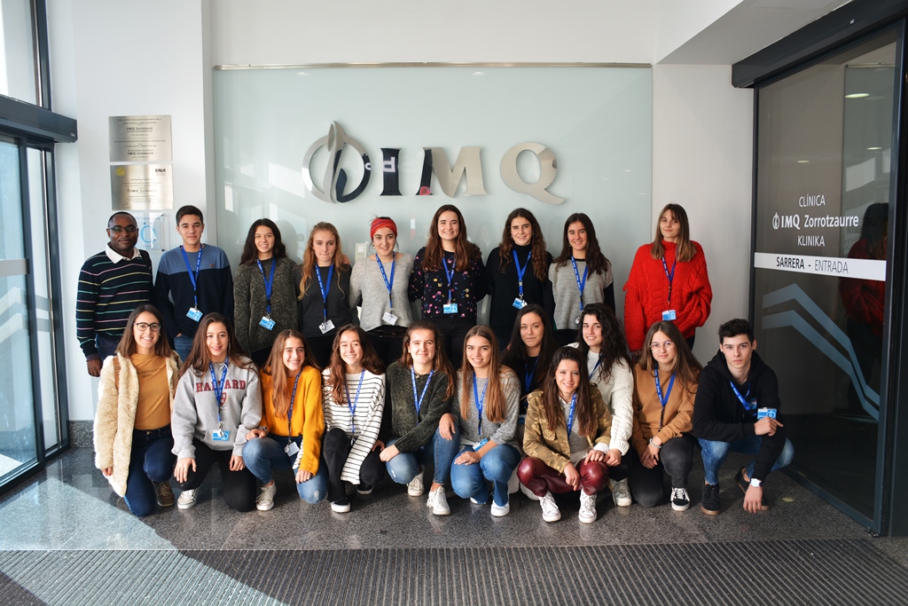 Estudiantes de Bachillerato de Bizkaia, Gipuzkoa y Álava deciden su futuro laboral con la ayuda de los profesionales de la clínica IMQ Zorrotzaurre